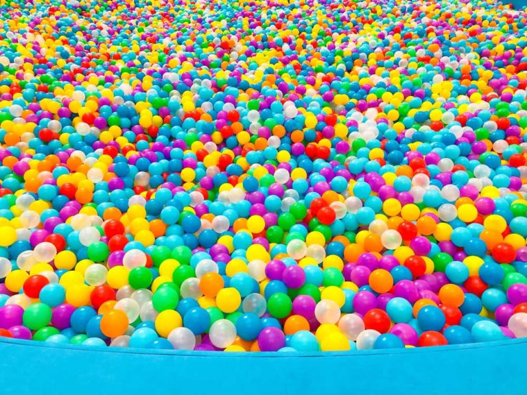 une piscine à balles pour filles