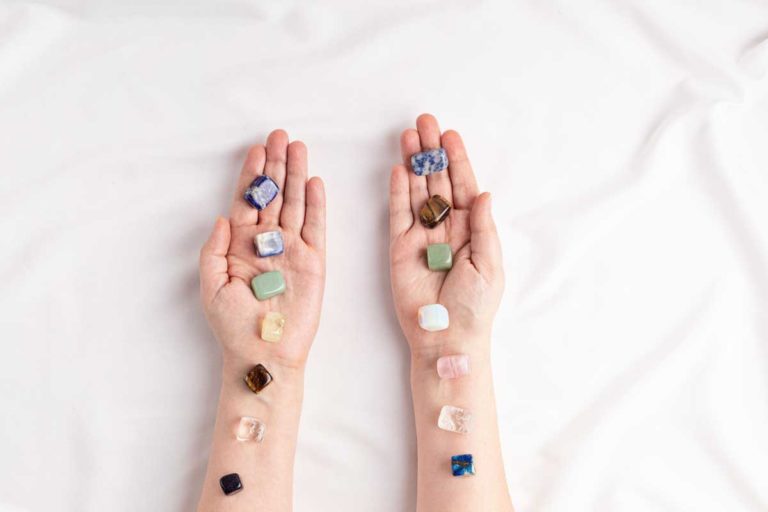 Porter un bijou en pierres naturelles
