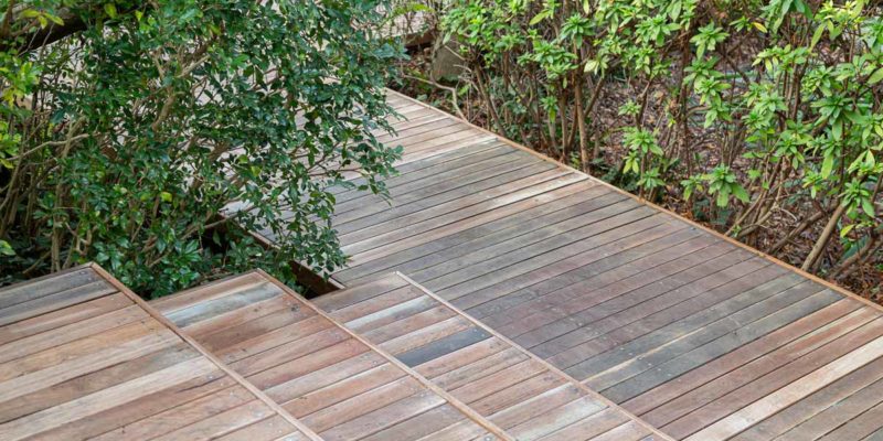 une terrasse en bois composite