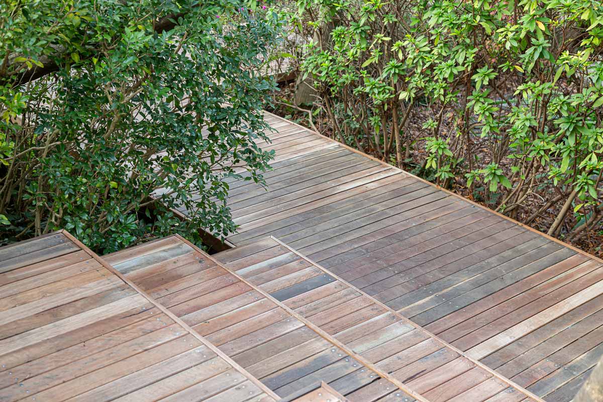 une terrasse en bois composite