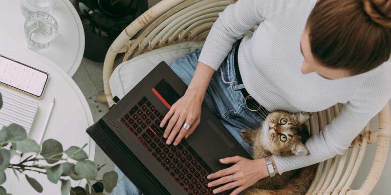 une chaise de bureau en rotin