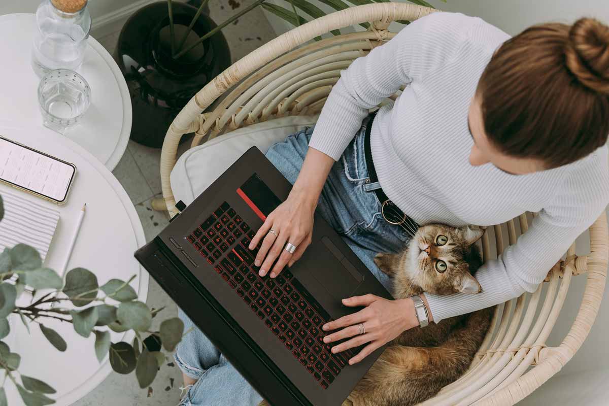 une chaise de bureau en rotin