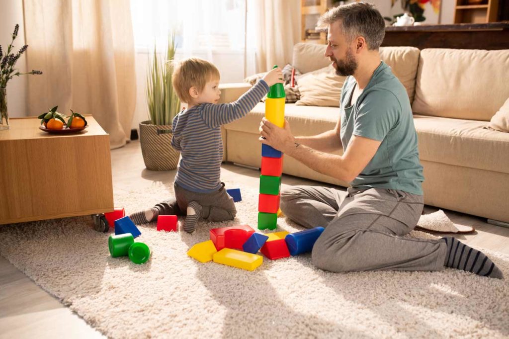 des cues en bois pour jouer avec bébé