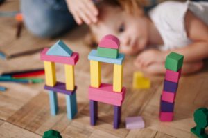 Les premiers cubes en bois pour bébé