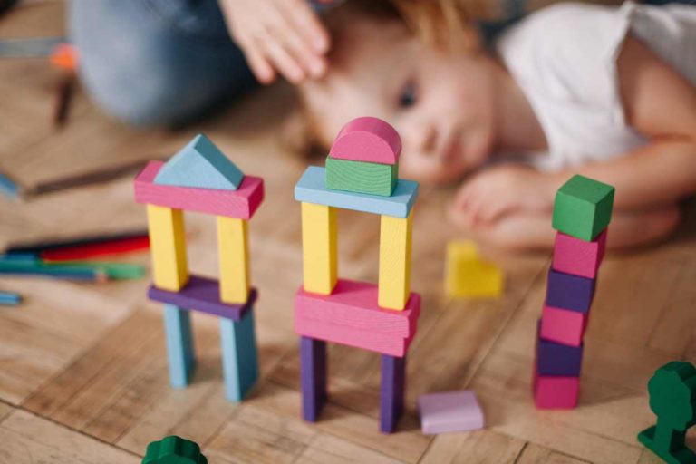 Les premiers cubes en bois pour bébé