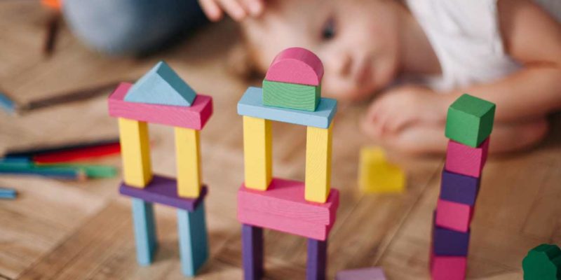 des jouets en bois pour bébé