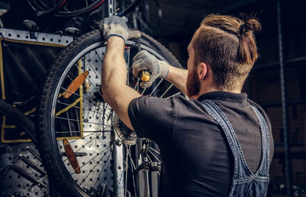 un réparateur de vélo à Paris