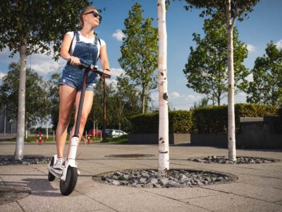 une trottinette électrique en ville