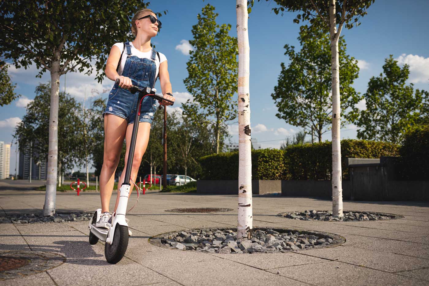 une trottinette électrique en ville