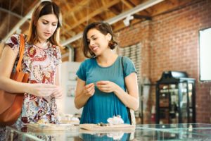 Pourquoi vous devriez aménager votre commerce avec du mobilier de seconde main ?