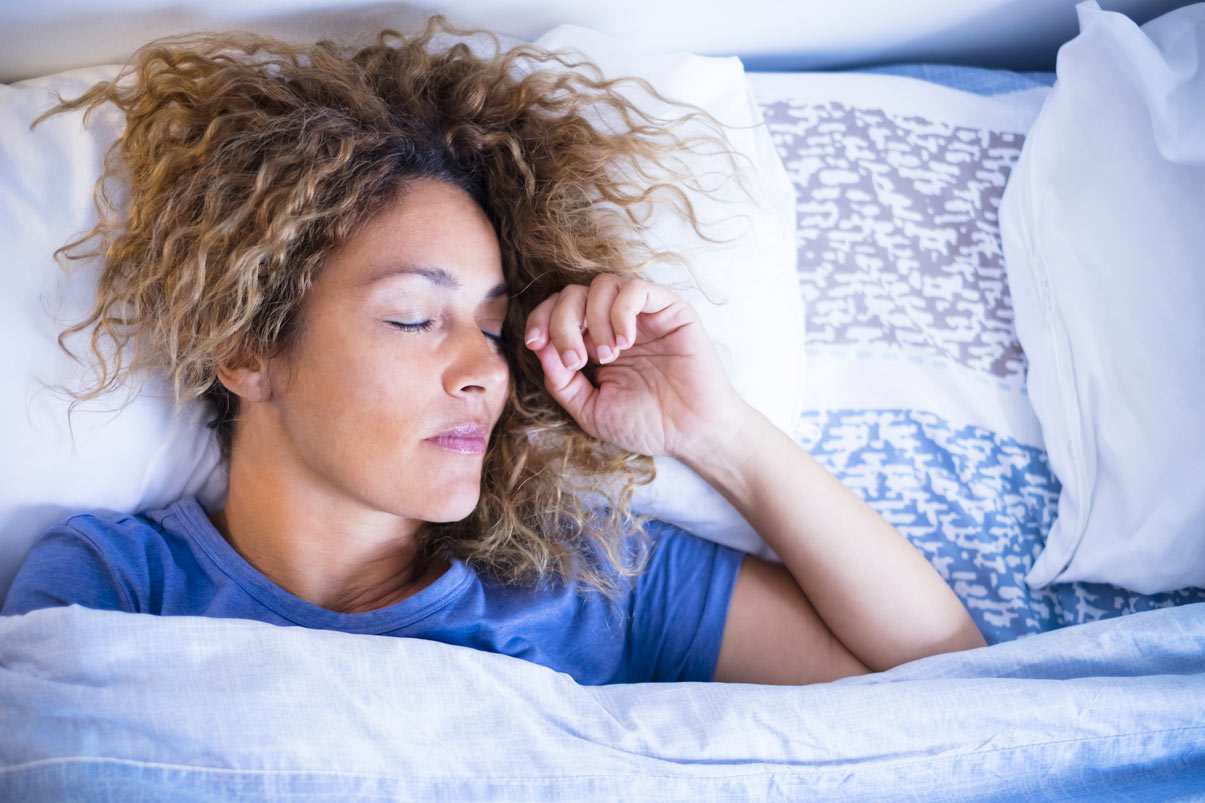 Secousse hypnique : pourquoi tressaute-t-on en s’endormant ?