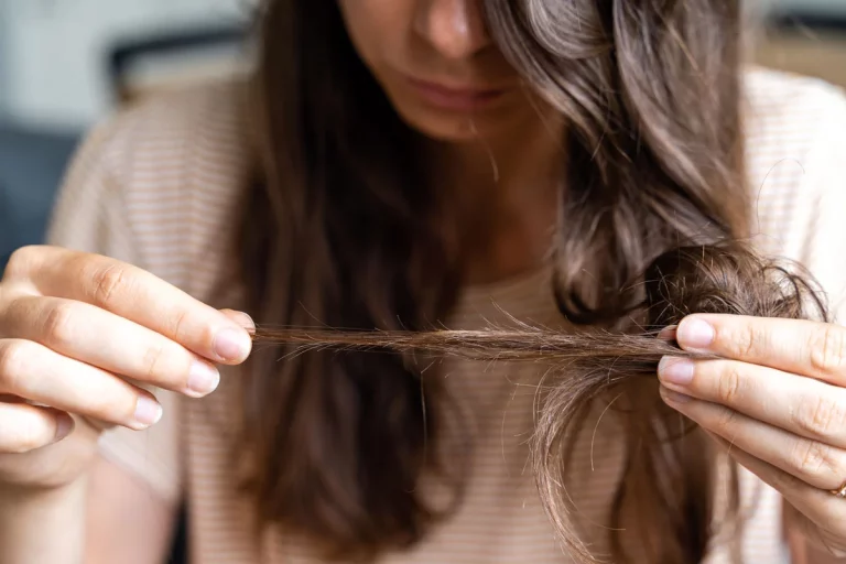 Vous voulez dire adieu aux cheveux fins ? Voici LA solution naturelle