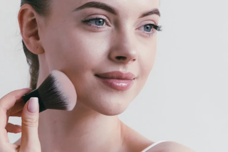 Obtenez une peau parfaite grâce à nos astuces d’application du fond de teint