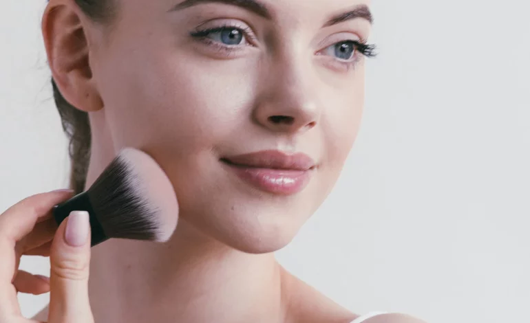 Obtenez une peau parfaite grâce à nos astuces d’application du fond de teint