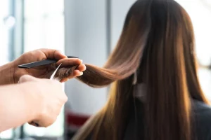 Découvrez quand se couper les cheveux pour une pousse maximale