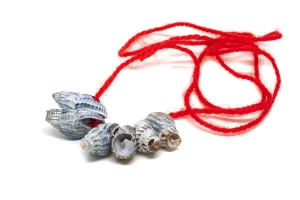 Comment faire un trou dans un coquillage pour créer un bijou ?