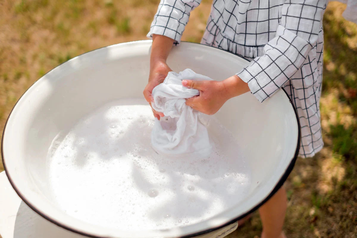 T-shirt blanc décoloré par la javel ? Voici LA méthode infaillible pour lui redonner sa blancheur d’antan !