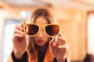 Du bois à la plage : comment les lunettes en bois révolutionnent les accessoires de plage pour femmes