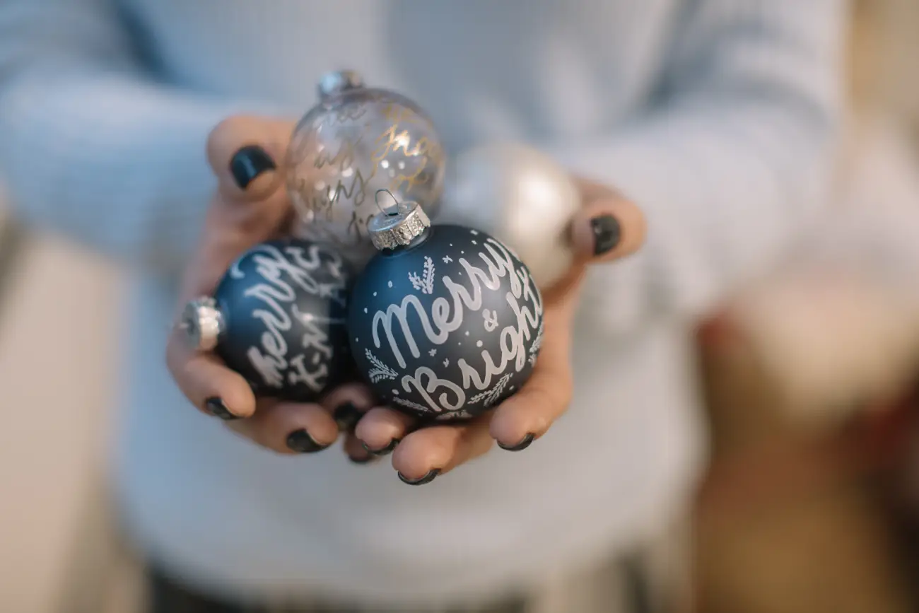 Des boules de Noël personnalisées en verre transparent : le DIY ultra-simple