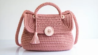 Comment crocheter un sac : petit guide pour créer 5 modèles tendance