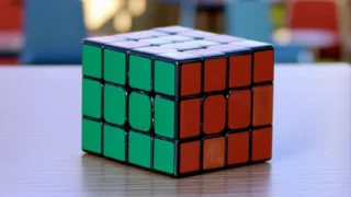 Une méthode simple pour résoudre le Rubik’s Cube en 8 étapes