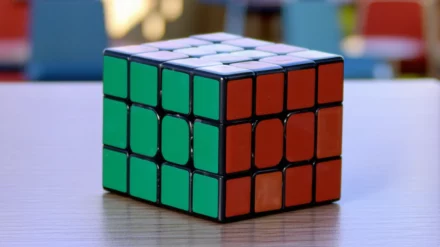 Une méthode simple pour résoudre le Rubik’s Cube en 8 étapes