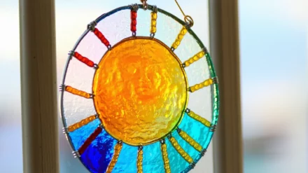 Fabriquez votre suncatcher (attrape-soleil) avec vos enfants : mon tuto DIY