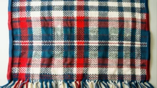 Plaid en grosses mailles sans aiguilles : la tendance du moment